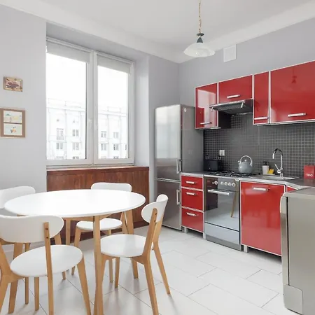 Metro Raclawicka Red Apartment